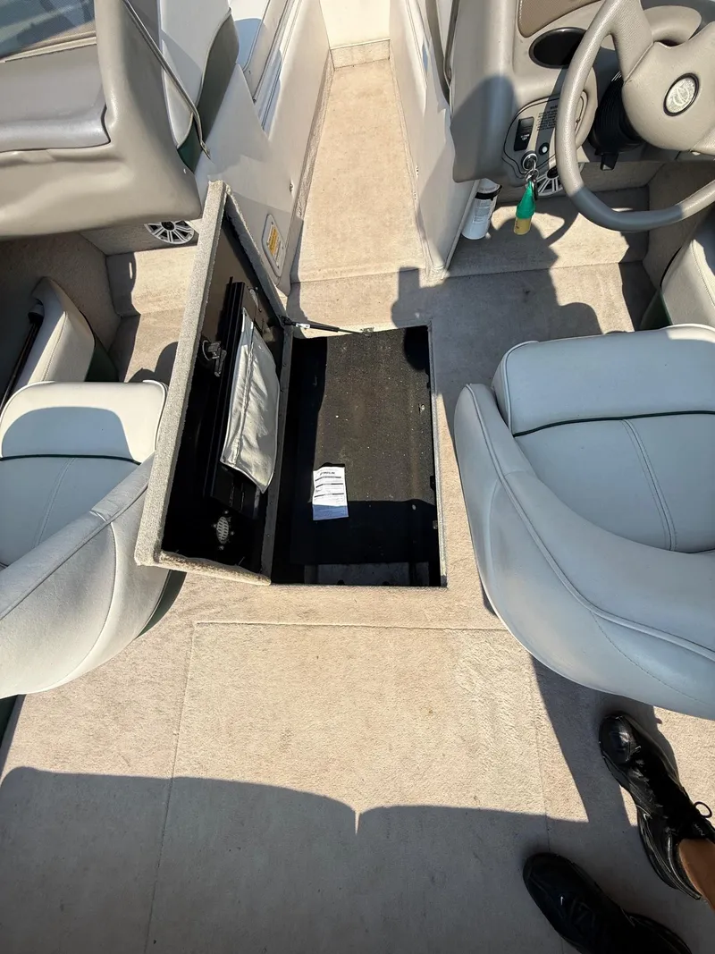 Slide: The Image of Crownline Boats 225 BR 1999 - 28