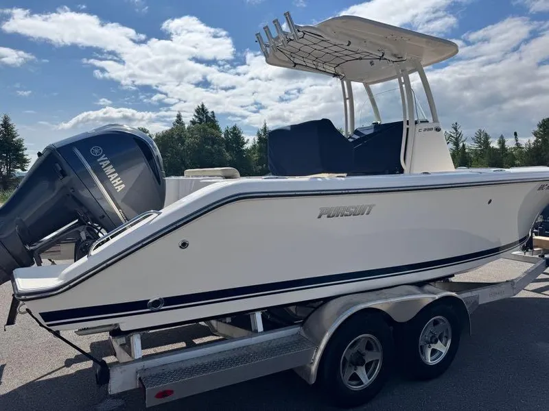 Slide: The Image of Pursuit C 238 Center Console 2017 - 3