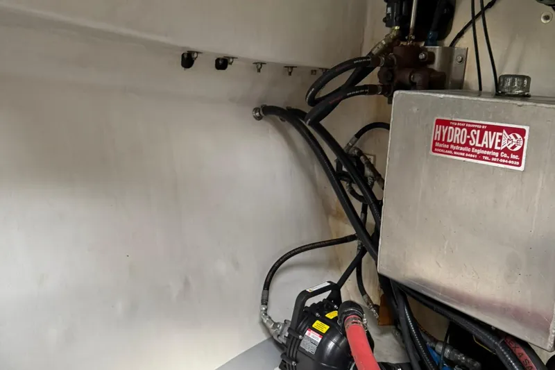 Slide: The Image of Hydraulic system in a 1998 Crowley-Beal 32 boat, featuring Hydro-Slave equipment. - 27