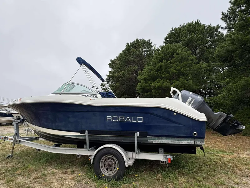 Slide: The Image of Robalo R207 Dual Console 2013 - 3