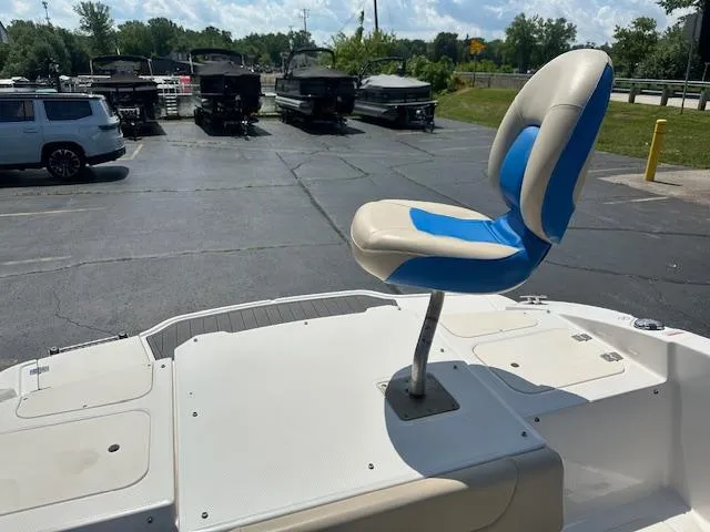 Slide: The Image of 2018 Chaparral 19 H2O Ski & Fish boat with blue and white swivel seat. - 22