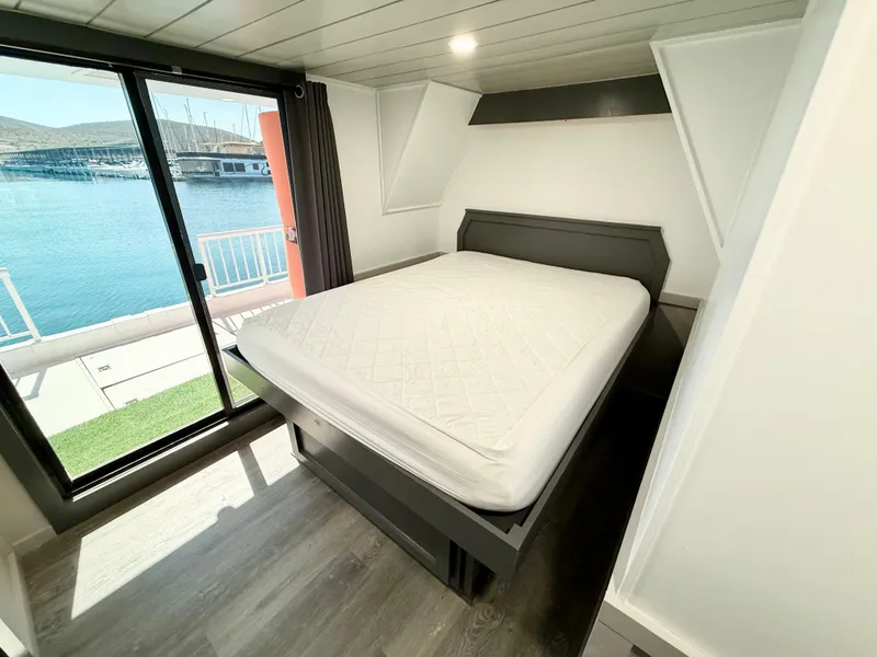 Slide: The Image of Cozy bedroom on 1987 Three Buoys 5014 houseboat with waterfront view. - 11