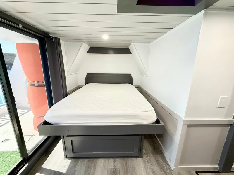 Slide: The Image of Modern bedroom interior in 1987 Three Buoys 5014 houseboat with sleek design and large window. - 20