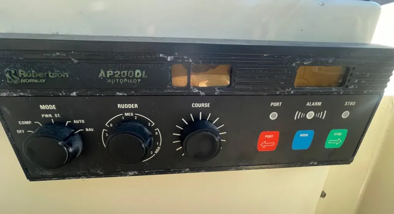 Slide: The Image of 1988 Californian express cruiser autopilot control panel, featuring Robertson AP200DL system. - 33