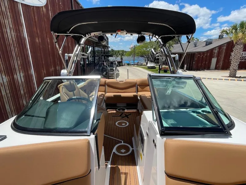 Slide: The Image of MasterCraft XT22 2020 - 12