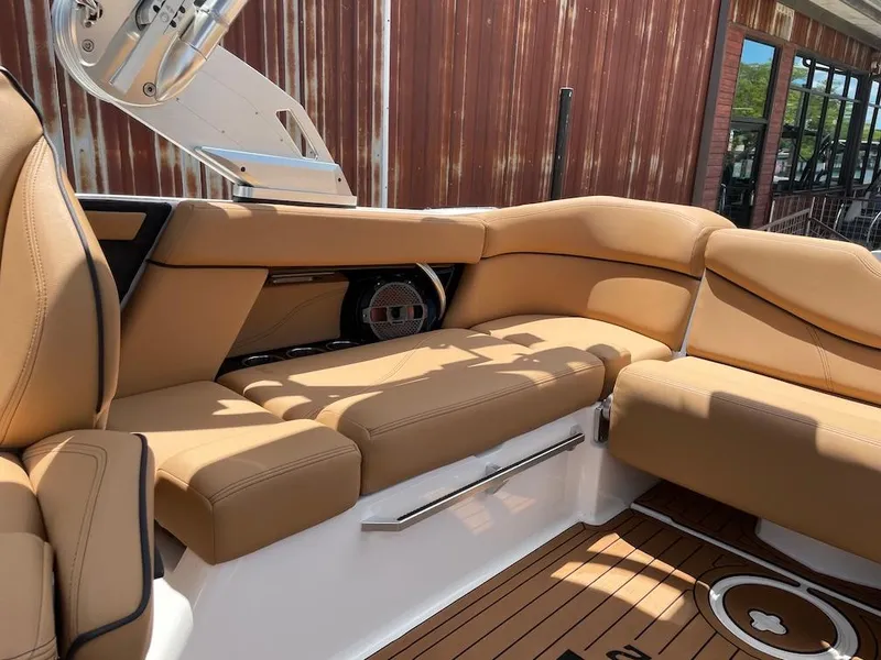 Slide: The Image of MasterCraft XT22 2020 - 15