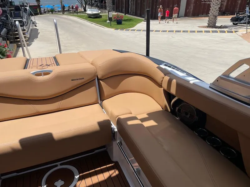 Slide: The Image of MasterCraft XT22 2020 - 17