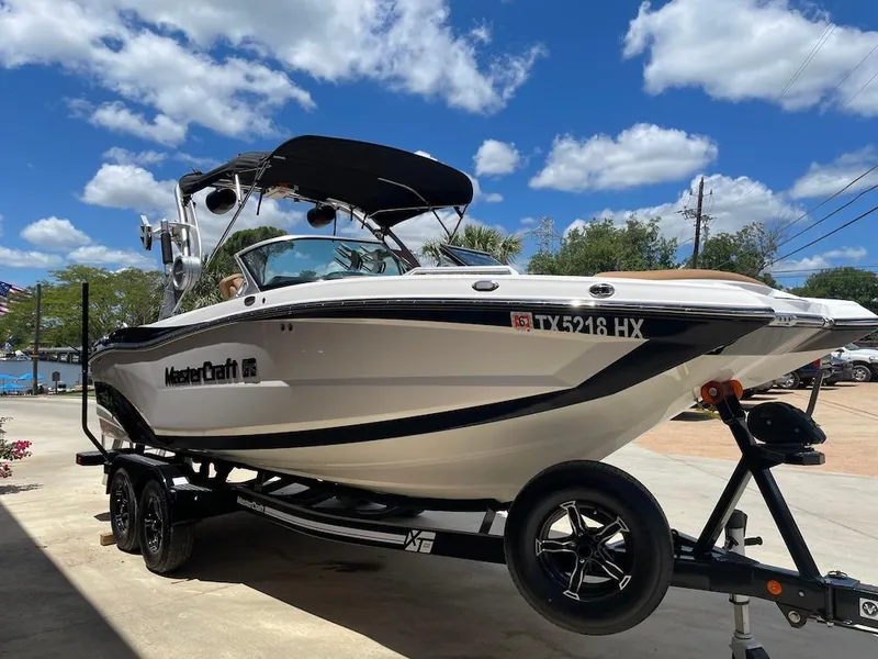 Slide: The Image of MasterCraft XT22 2020 - 2