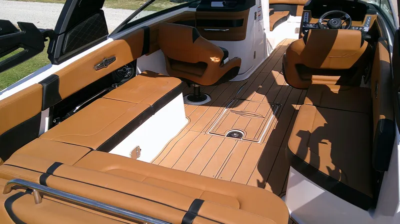 Slide: The Image of Chaparral 30 Surf 2026 - 7