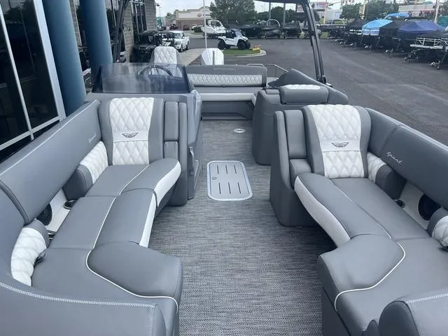 Slide: The Image of Bennington 23 RXSB Performance Tri-Toon Pontoon 2024 - 10