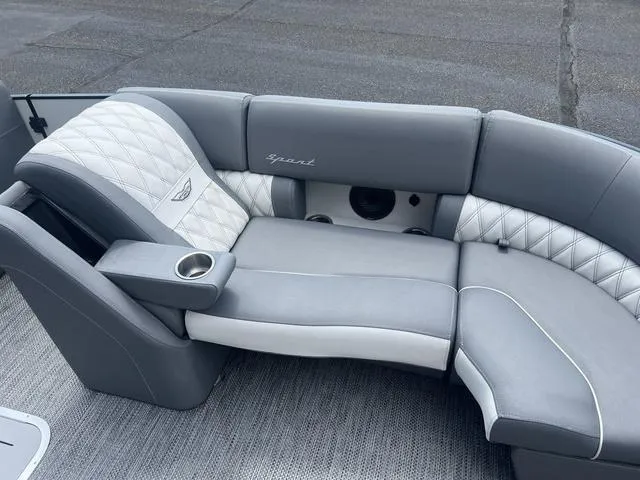 Slide: The Image of Bennington 23 RXSB Performance Tri-Toon Pontoon 2024 - 11