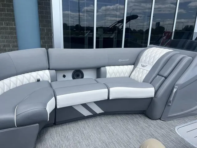 Slide: The Image of Bennington 23 RXSB Performance Tri-Toon Pontoon 2024 - 12