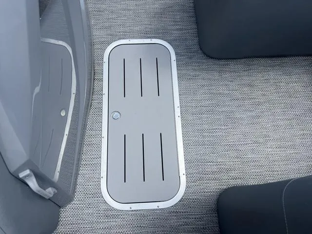 Slide: The Image of Bennington 23 RXSB Performance Tri-Toon Pontoon 2024 - 13