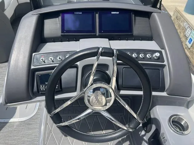 Slide: The Image of Bennington 23 RXSB Performance Tri-Toon Pontoon 2024 - 14