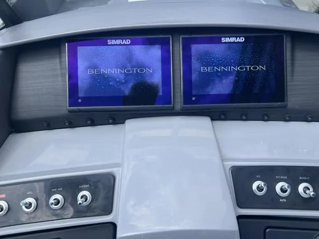 Slide: The Image of Bennington 23 RXSB Performance Tri-Toon Pontoon 2024 - 15