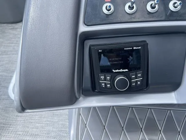 Slide: The Image of Bennington 23 RXSB Performance Tri-Toon Pontoon 2024 - 16