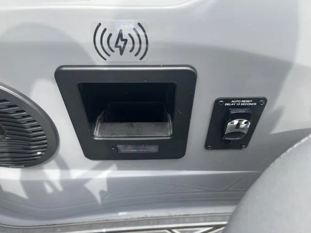 Slide: The Image of Bennington 23 RXSB Performance Tri-Toon Pontoon 2024 - 17