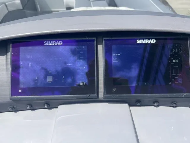 Slide: The Image of Bennington 23 RXSB Performance Tri-Toon Pontoon 2024 - 19