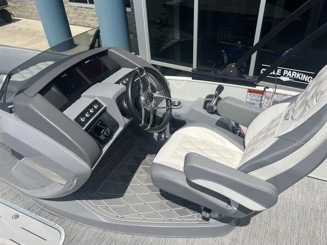 Slide: The Image of Bennington 23 RXSB Performance Tri-Toon Pontoon 2024 - 21