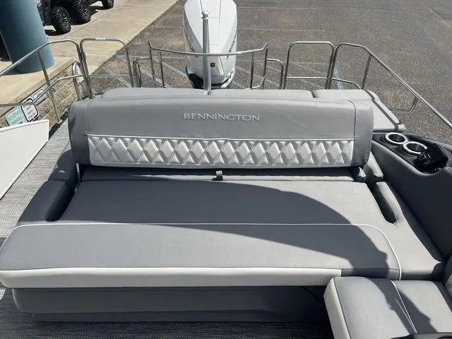 Slide: The Image of Bennington 23 RXSB Performance Tri-Toon Pontoon 2024 - 22