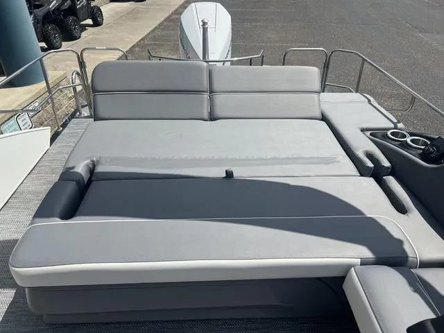 Slide: The Image of Bennington 23 RXSB Performance Tri-Toon Pontoon 2024 - 27