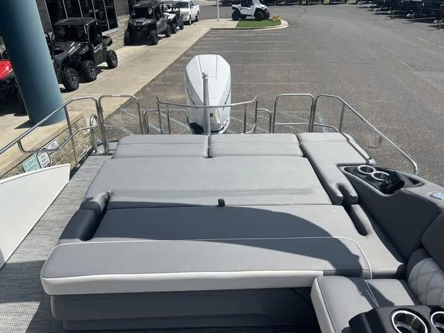 Slide: The Image of Bennington 23 RXSB Performance Tri-Toon Pontoon 2024 - 28