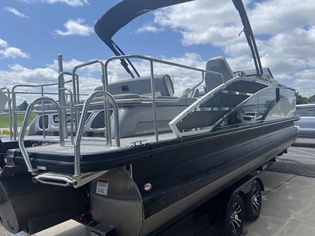 Slide: The Image of Bennington 23 RXSB Performance Tri-Toon Pontoon 2024 - 4