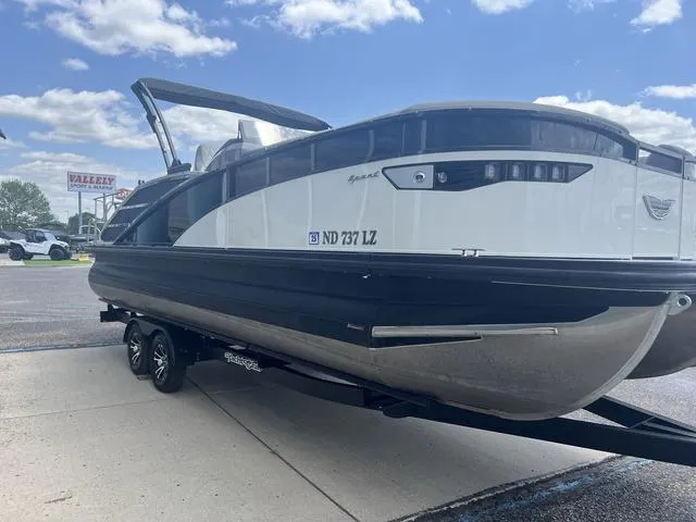 Slide: The Image of Bennington 23 RXSB Performance Tri-Toon Pontoon 2024 - 6