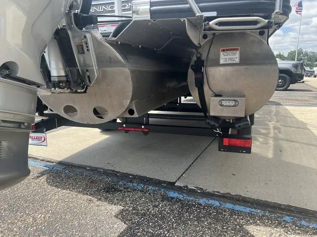 Slide: The Image of Bennington 23 RXSB Performance Tri-Toon Pontoon 2024 - 7