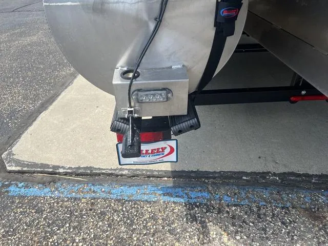 Slide: The Image of Bennington 23 RXSB Performance Tri-Toon Pontoon 2024 - 8