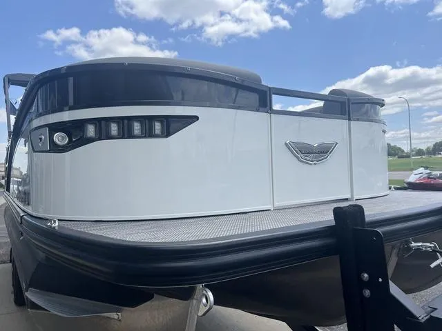 Slide: The Image of Bennington 23 RXSB Performance Tri-Toon Pontoon 2024 - 9