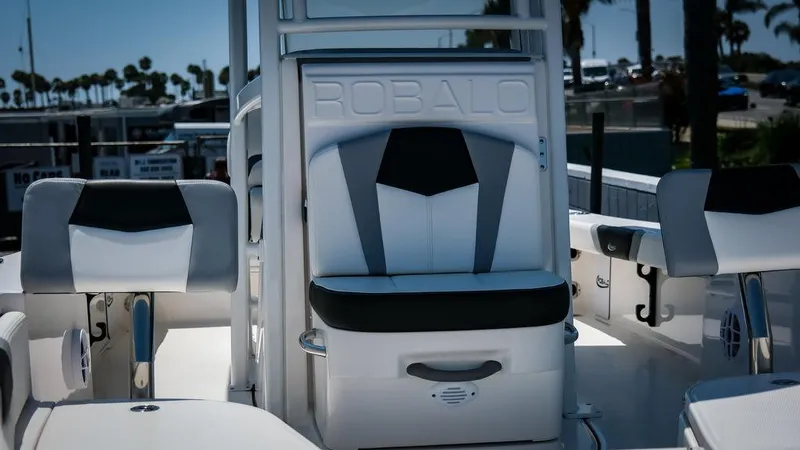 Slide: The Image of Robalo 226 Cayman 2024 - 10