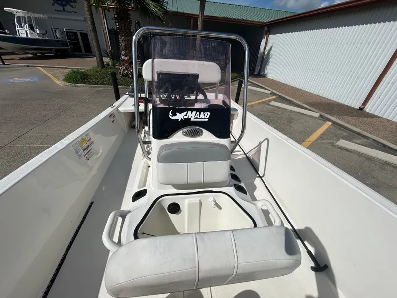 Slide: The Image of 2020 Mako Pro Skiff 17 CC boat interior with console and seating. - 15
