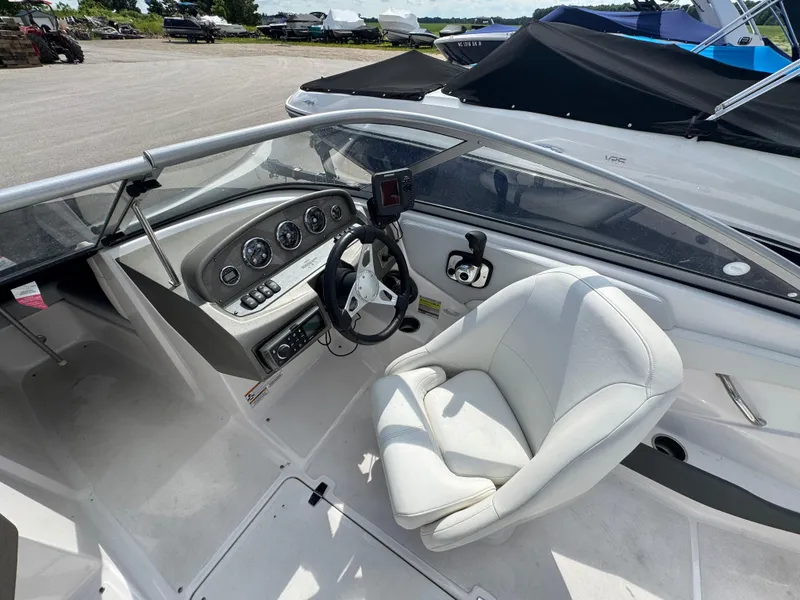 Slide: The Image of Regal 1900 ES Bowrider 2013 - 8