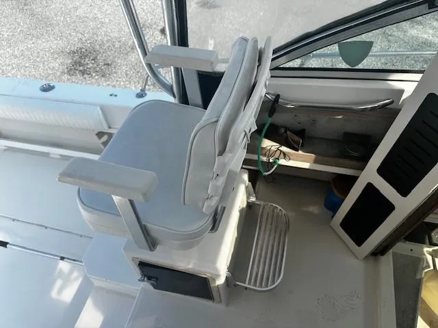 Slide: The Image of Captain's chair on 1993 Grady-White Sailfish 252 boat, featuring cushioned seat and armrests. - 9