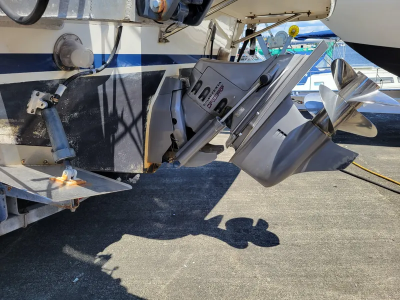 Slide: The Image of 2000 SeaSport 2400 XL Limited boat with outboard motor and propeller detail. - 10