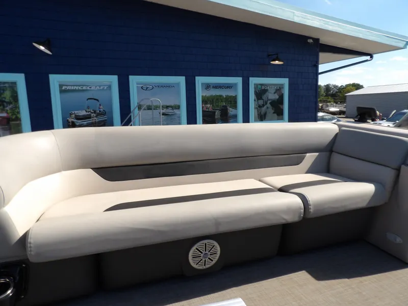 Slide: The Image of Princecraft Vectra 23 2023 - 18