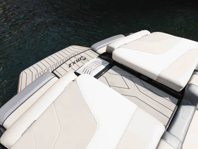 Slide: The Image of Malibu Wakesetter 24 MXZ 2017 - 19