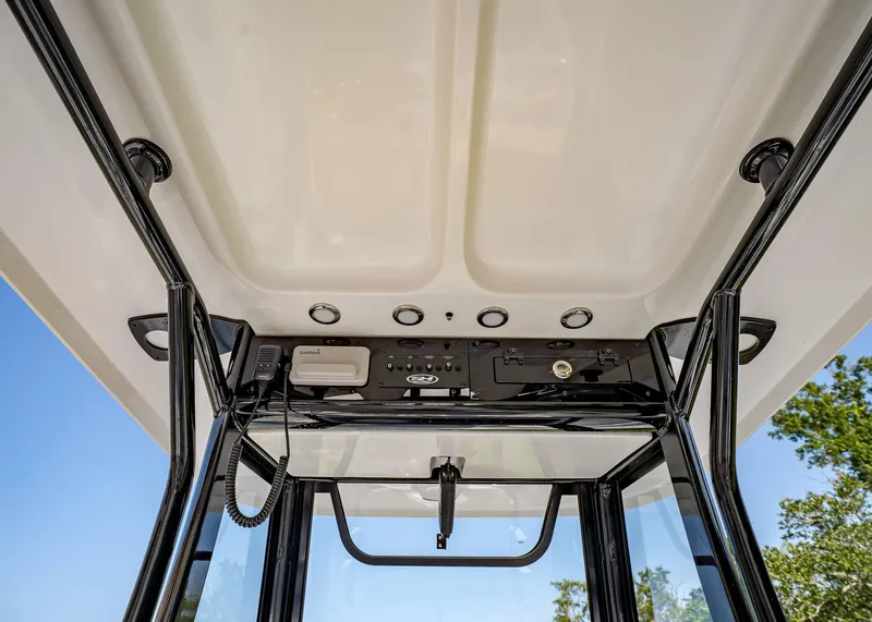 Slide: The Image of Sea Hunt Ultra 275 SE 2026 - 28