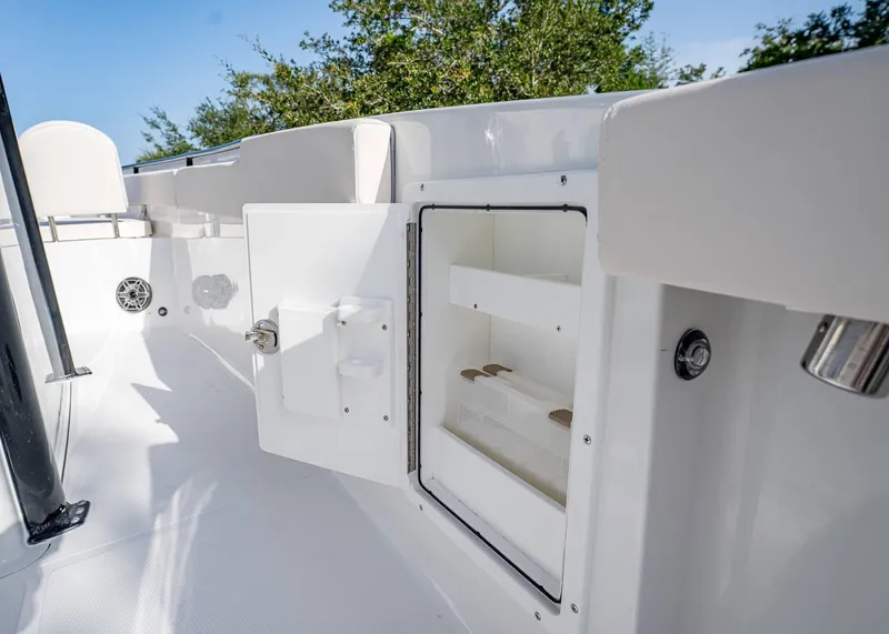 Slide: The Image of Sea Hunt Ultra 275 SE 2026 - 30