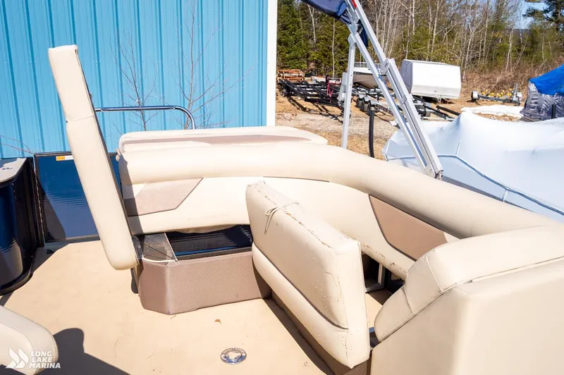 Slide: The Image of 2019 Crest CREST I 220 L pontoon boat with beige seating, docked near a blue building. - 12