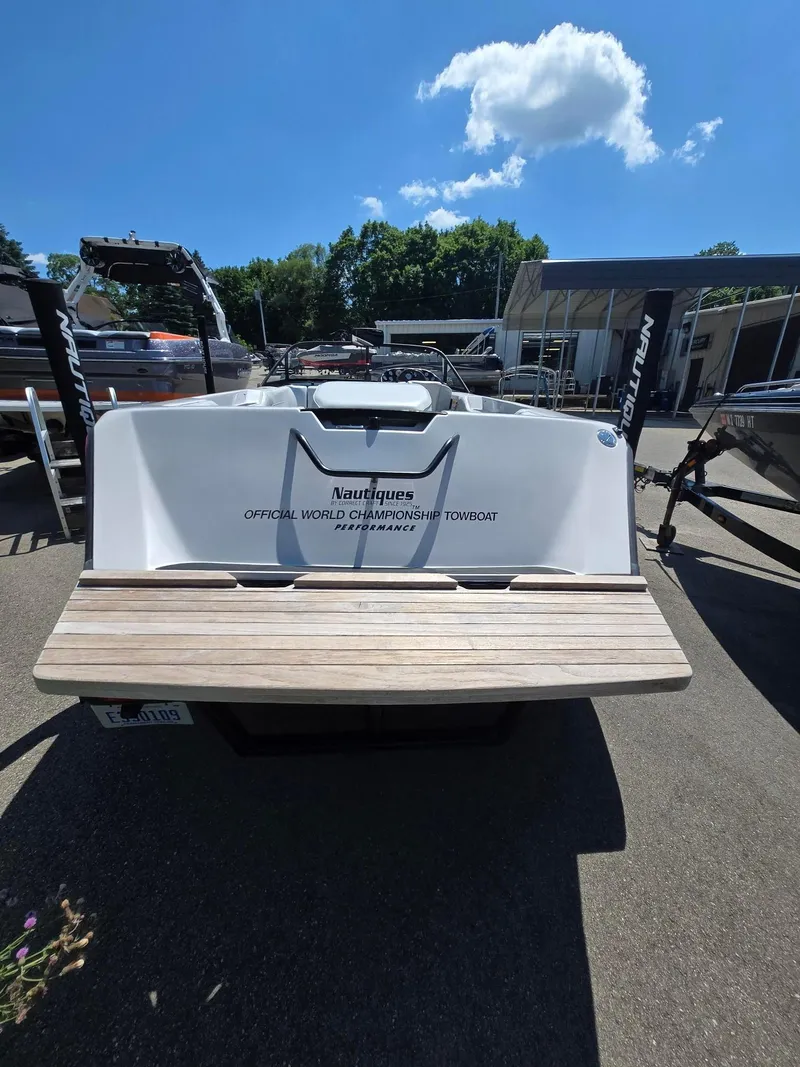 Slide: The Image of Nautique Ski 1995 - 4