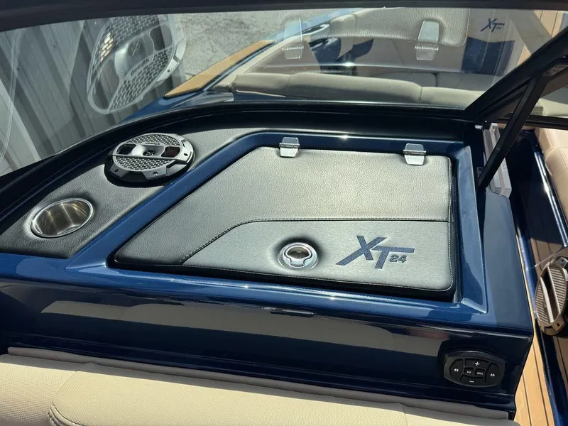 Slide: The Image of MasterCraft XT24 2022 - 11