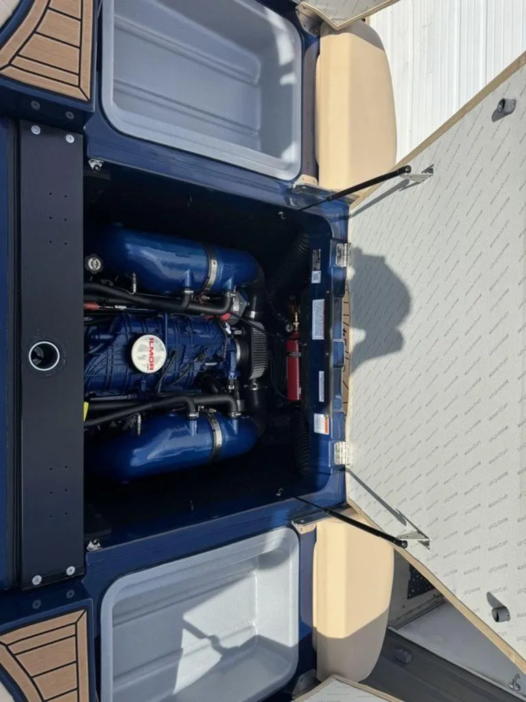 Slide: The Image of MasterCraft XT24 2022 - 20