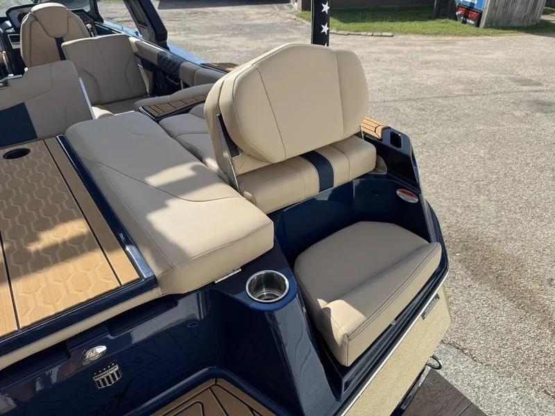 Slide: The Image of MasterCraft XT24 2022 - 22