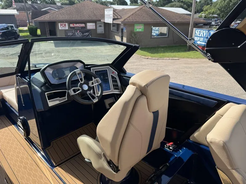 Slide: The Image of MasterCraft XT24 2022 - 6