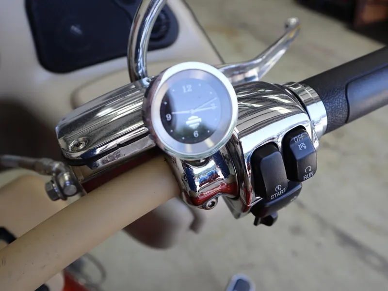 Slide: The Image of Harley-Davidson Road Glide Custom 2011 - 22