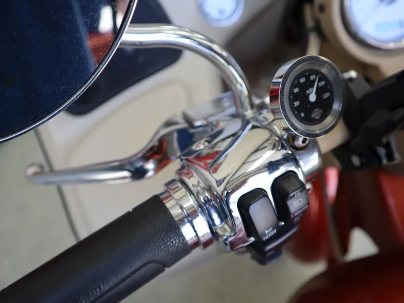 Slide: The Image of Harley-Davidson Road Glide Custom 2011 - 23