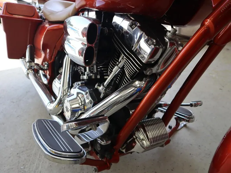 Slide: The Image of Harley-Davidson Road Glide Custom 2011 - 4