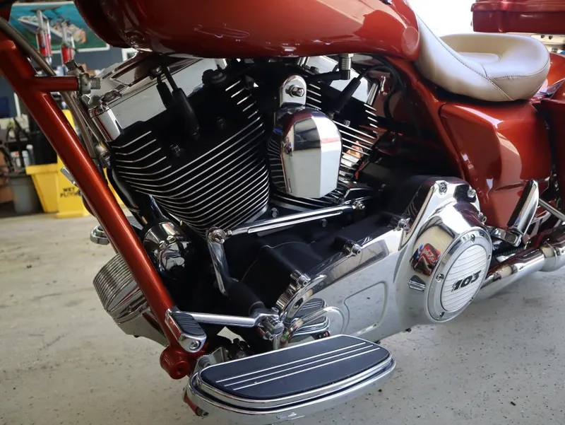 Slide: The Image of Harley-Davidson Road Glide Custom 2011 - 5